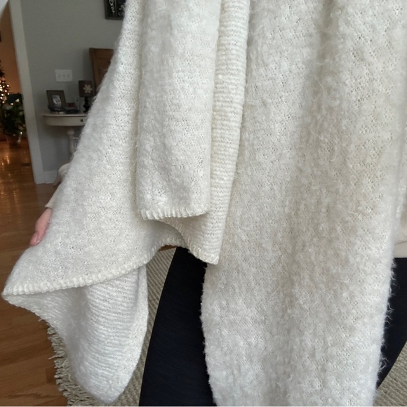 Cozy White Knit Scarf/ Shawl - Picture 2 of 2
